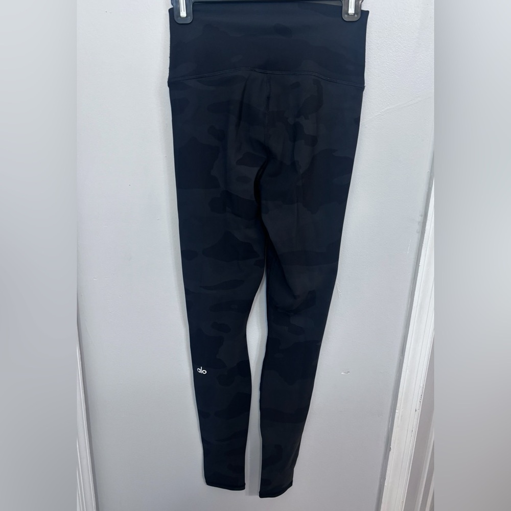 ALO Yoga Camo Black and Grey Leggings Size: XS - Picture 4 of 5